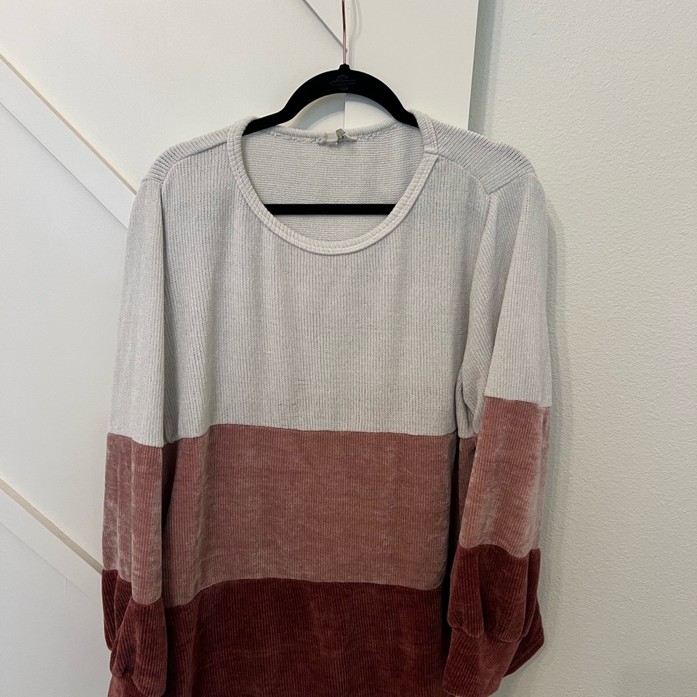 Chic Soul Gray and Pink Crew Neck Sweater